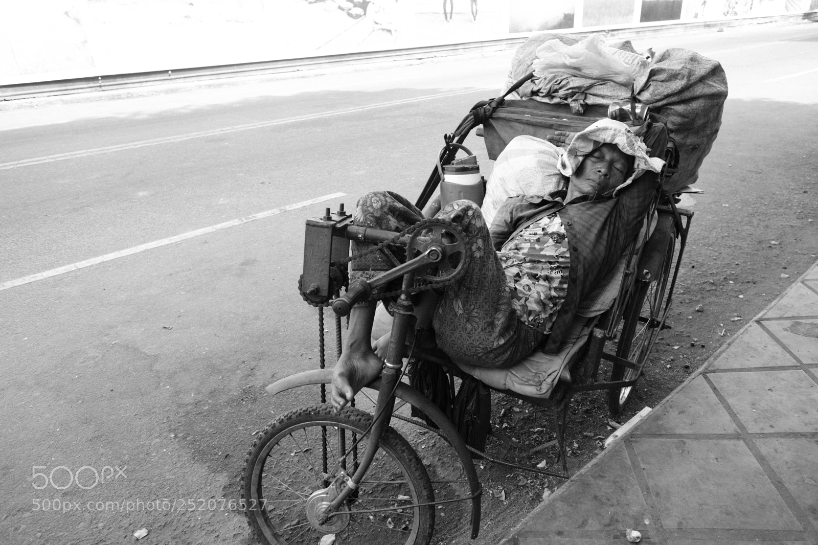 Fujifilm X-Pro2 sample photo. Woman resting in phnom photography