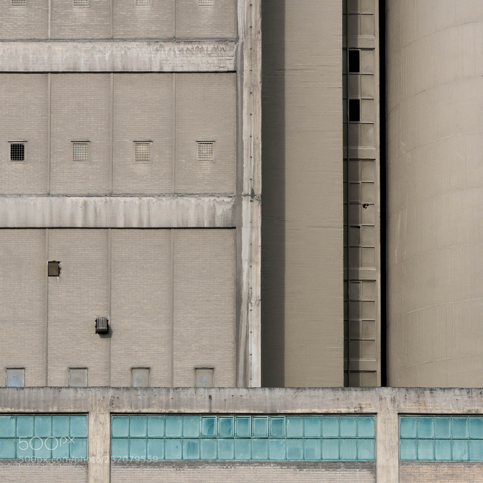 Sony ILCA-77M2 sample photo. Repetition in gray photography