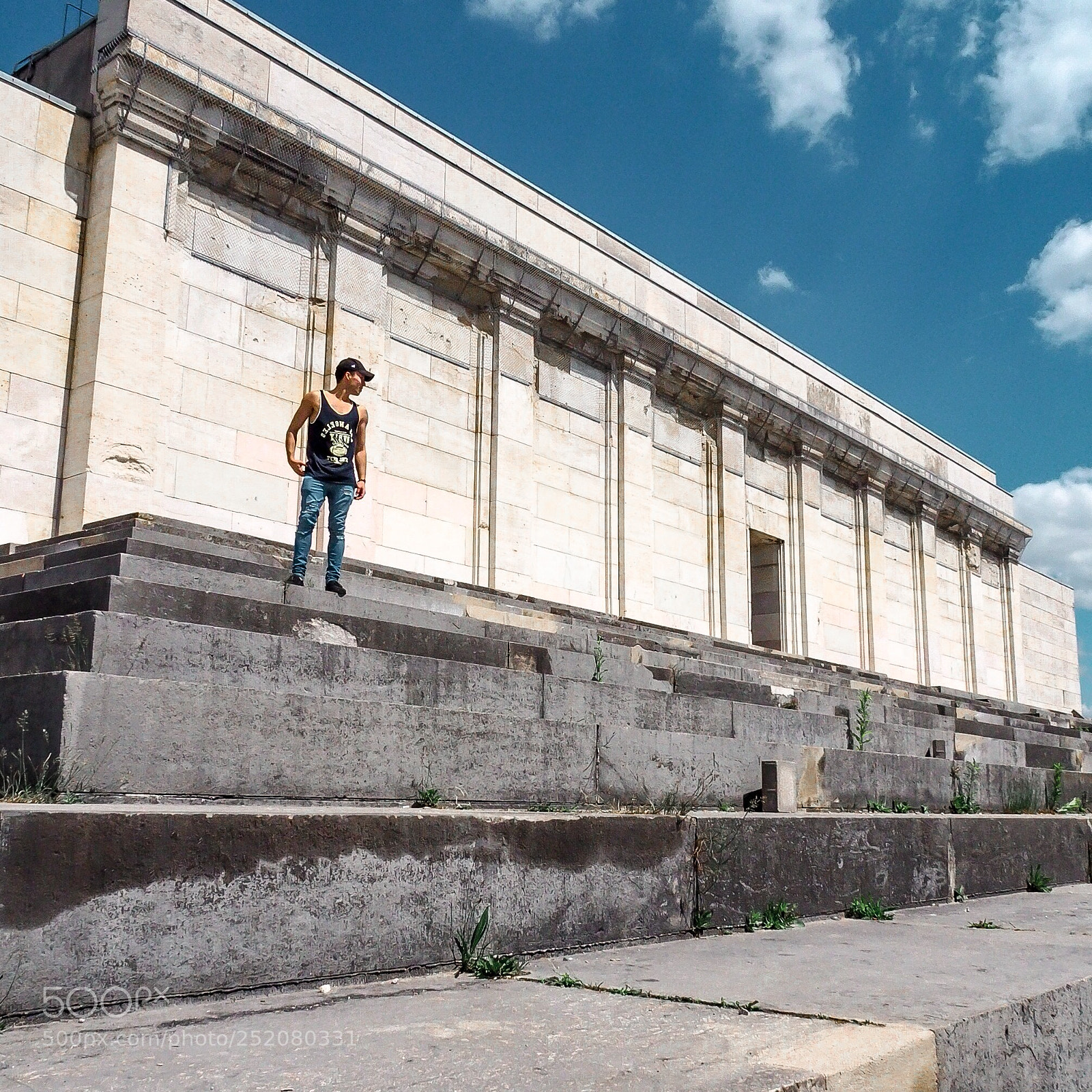 Olympus OM-D E-M10 II sample photo. A monument of history photography