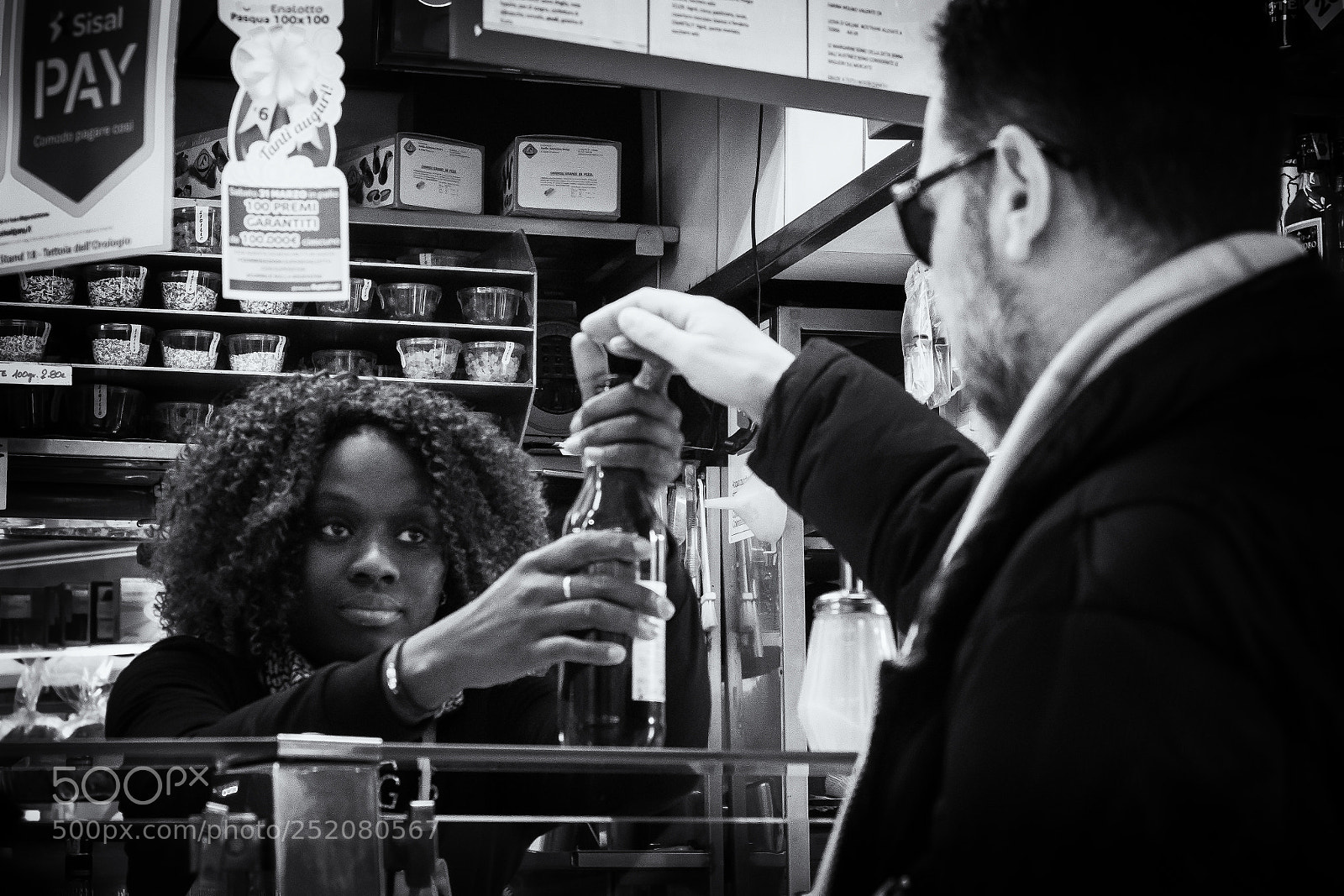 Olympus OM-D E-M1 Mark II sample photo. Hands at glance photography