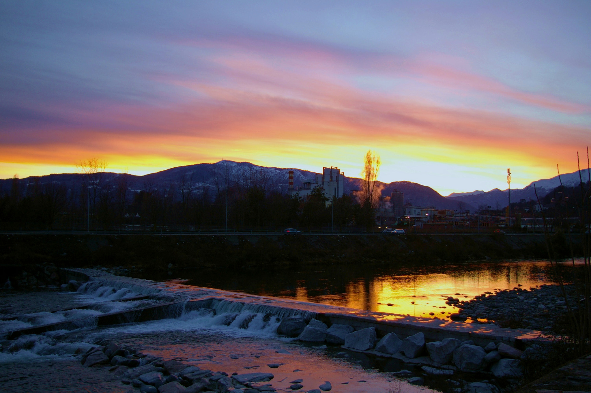 Pentax K110D + Pentax smc DA 18-55mm F3.5-5.6 AL sample photo. Sunset on the river photography