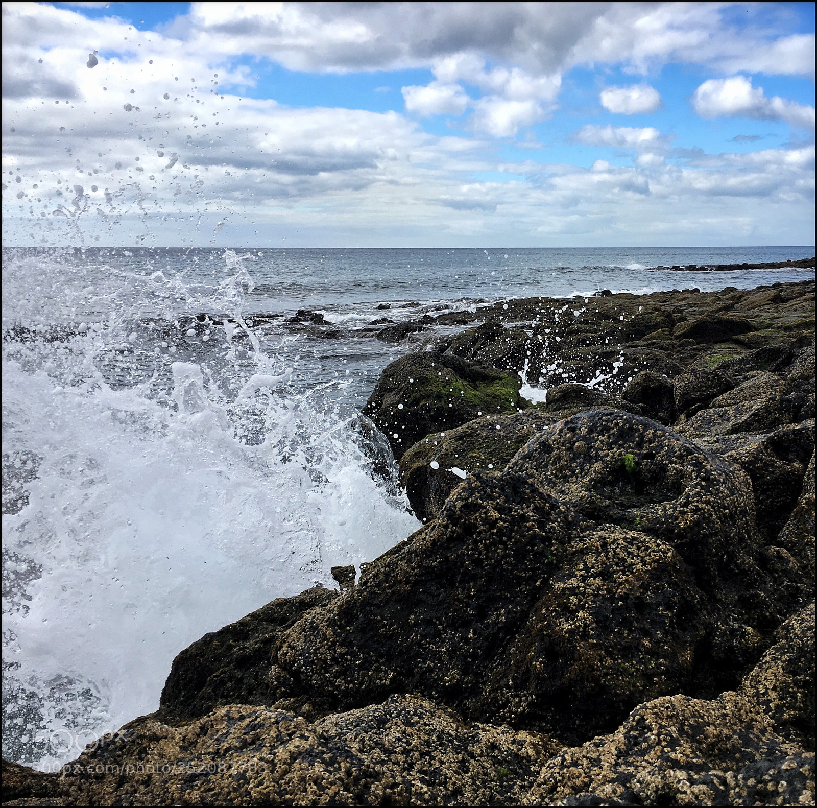 Apple iPhone SE sample photo. Sobre las olas de photography