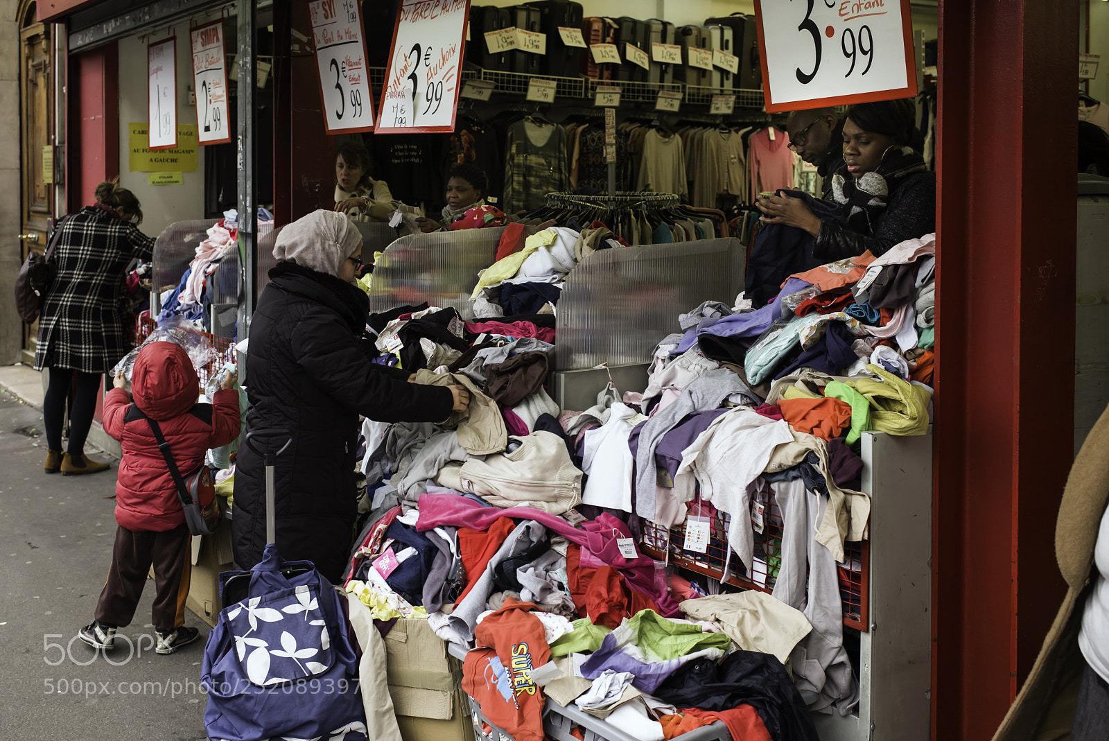 Leica M (Typ 240) sample photo. Clothes hunting photography