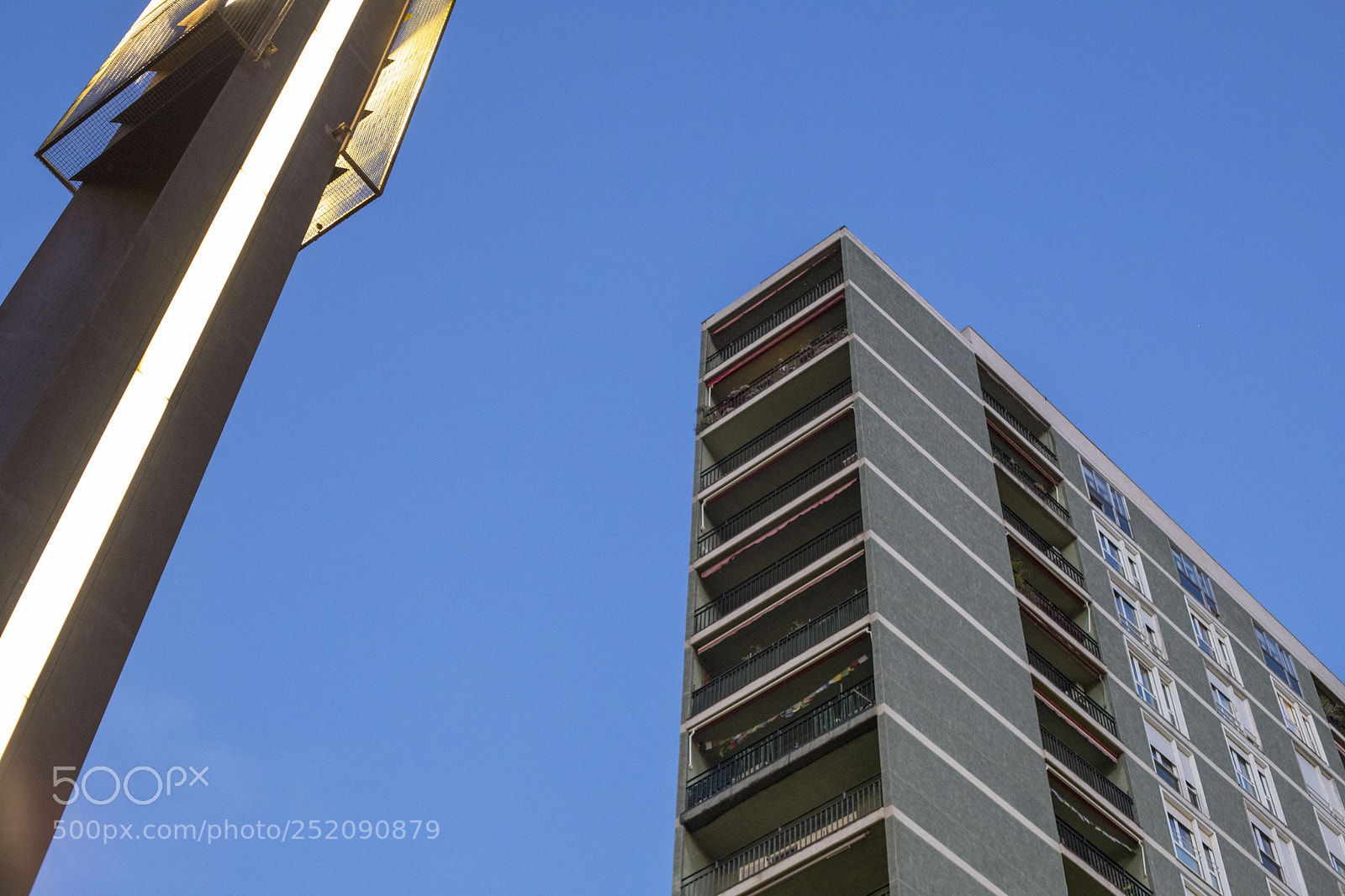 Canon EOS 6D Mark II sample photo. Edificio y farola photography