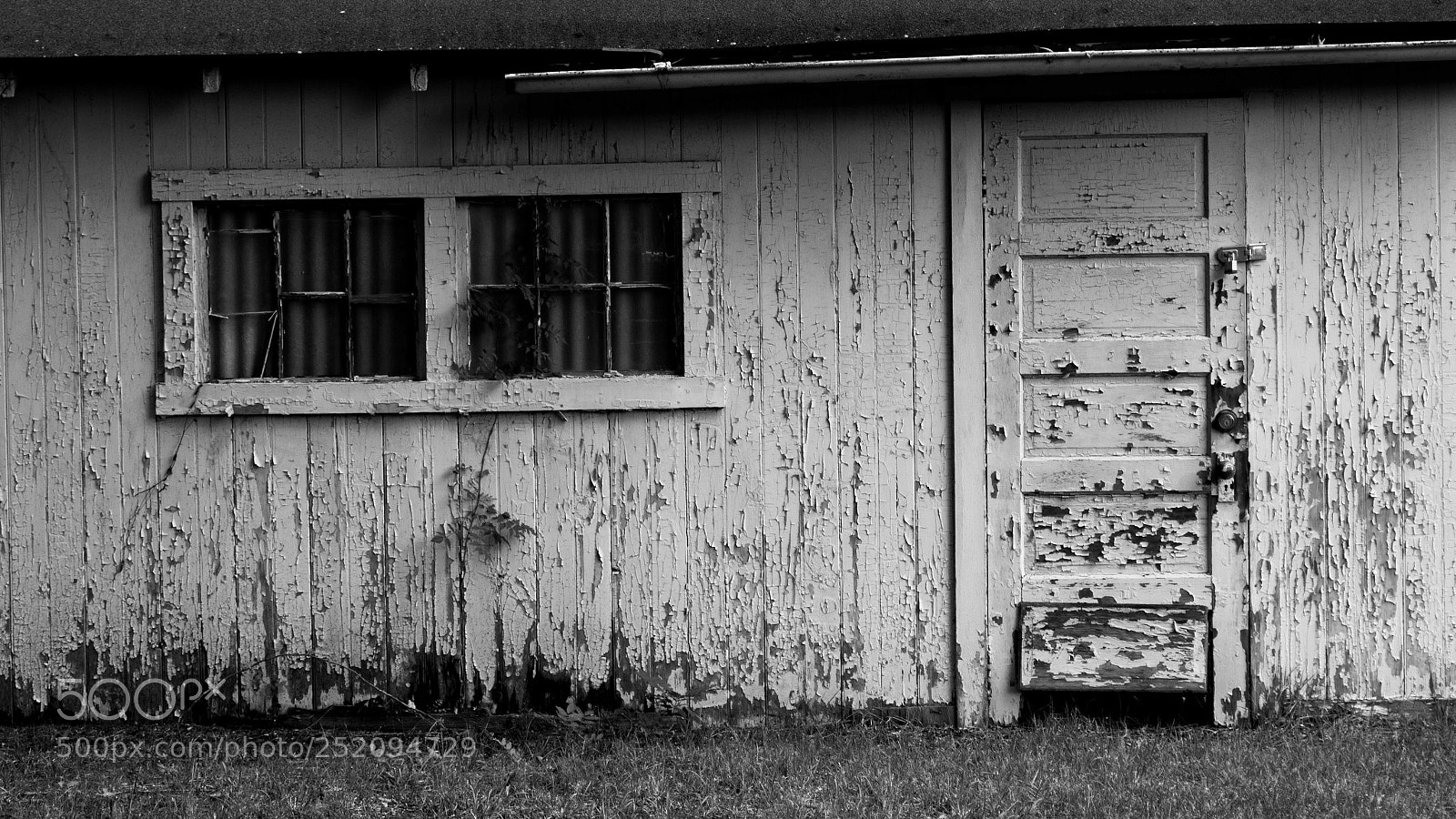 Canon EOS 750D (EOS Rebel T6i / EOS Kiss X8i) sample photo. Old garage photography