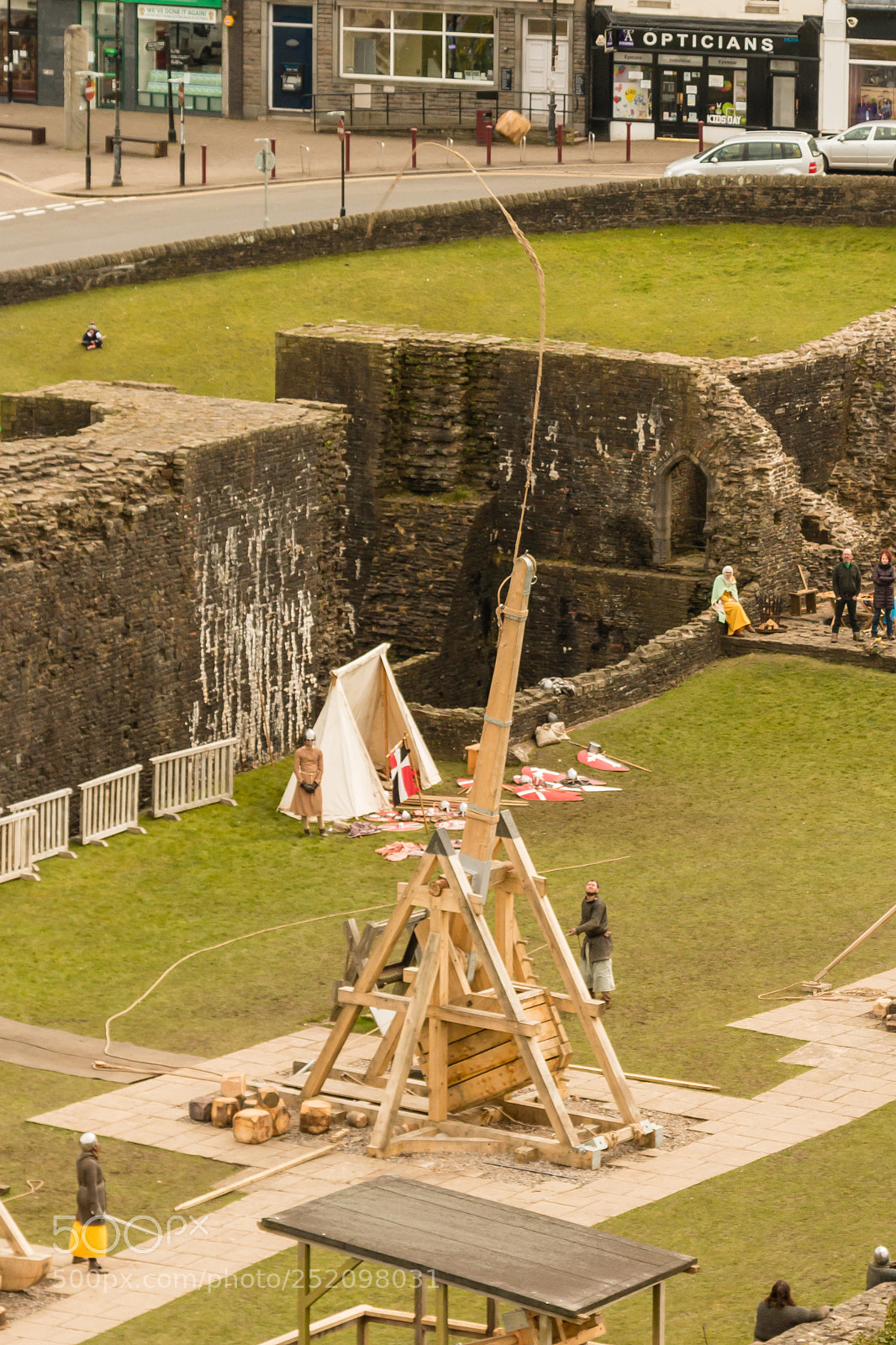 Canon EOS 70D sample photo. The trebuchet fires photography