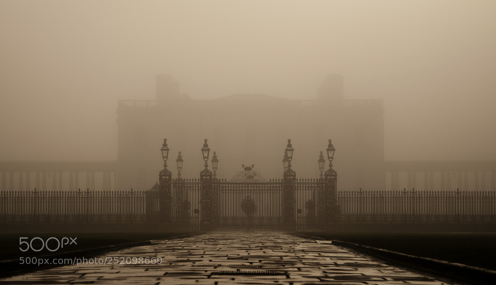 Nikon D300 sample photo. Queen's house and gates photography