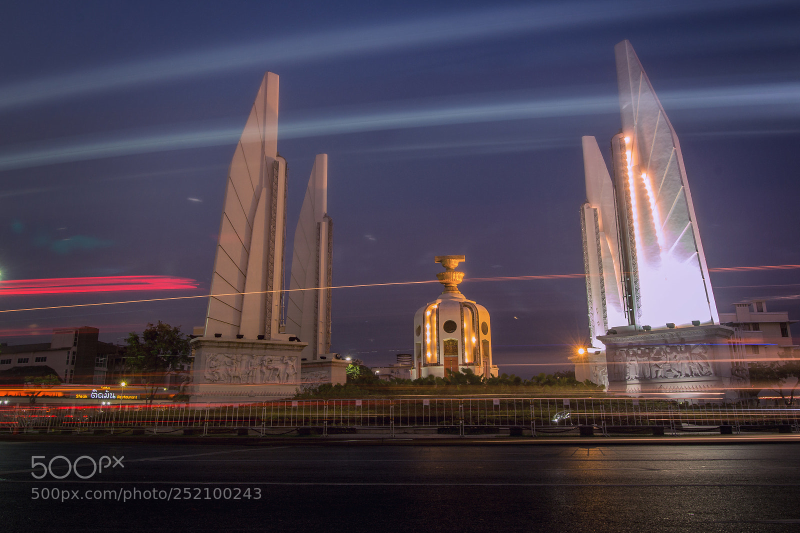 Canon EOS 700D (EOS Rebel T5i / EOS Kiss X7i) sample photo. Democracy monument photography