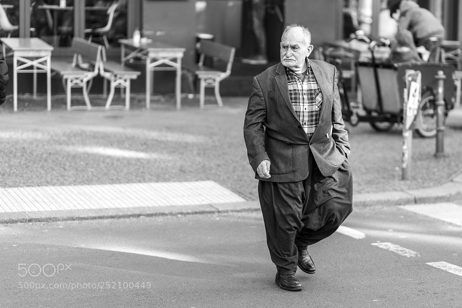 Canon EOS 5D Mark IV sample photo. Man in berlin iii photography
