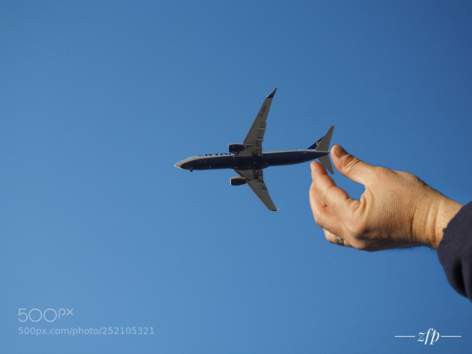 Olympus OM-D E-M10 II sample photo. Ryanair.... photography