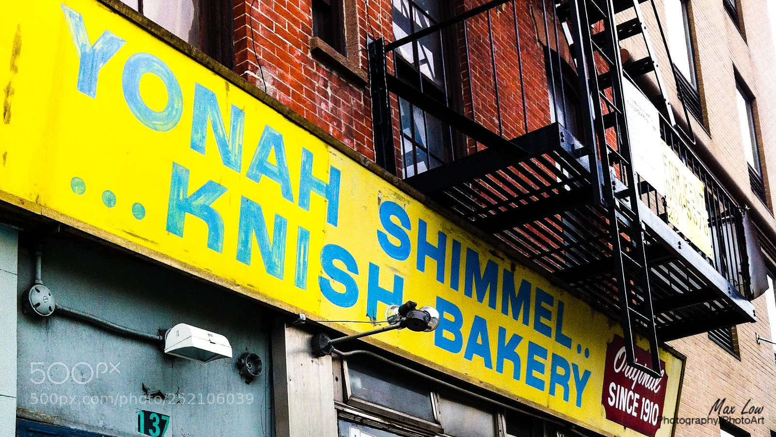 Apple iPhone 4 sample photo. Yonah shimmel knish bakery photography
