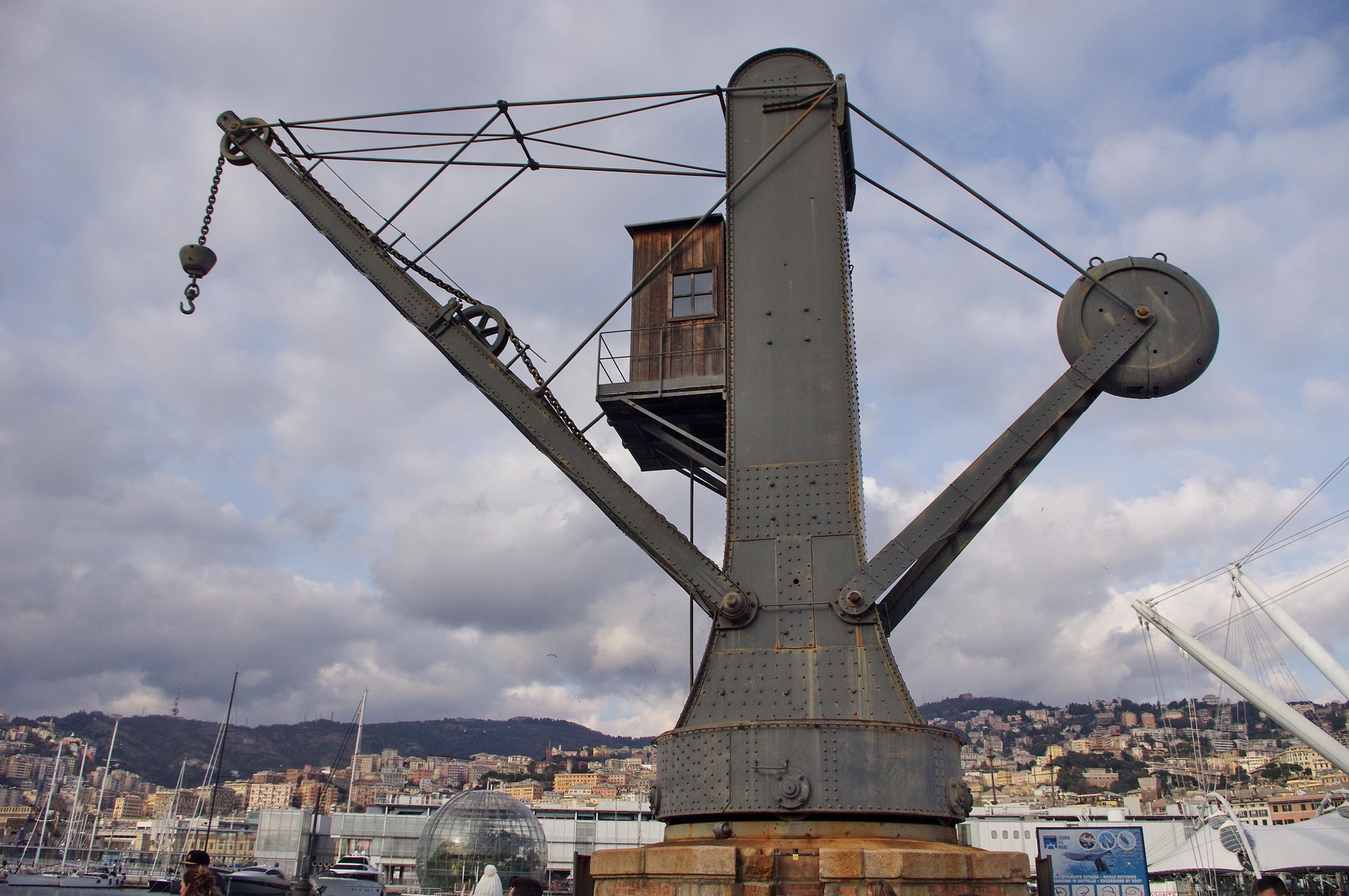 Pentax K-r sample photo. Old crane in the harbour of genova photography