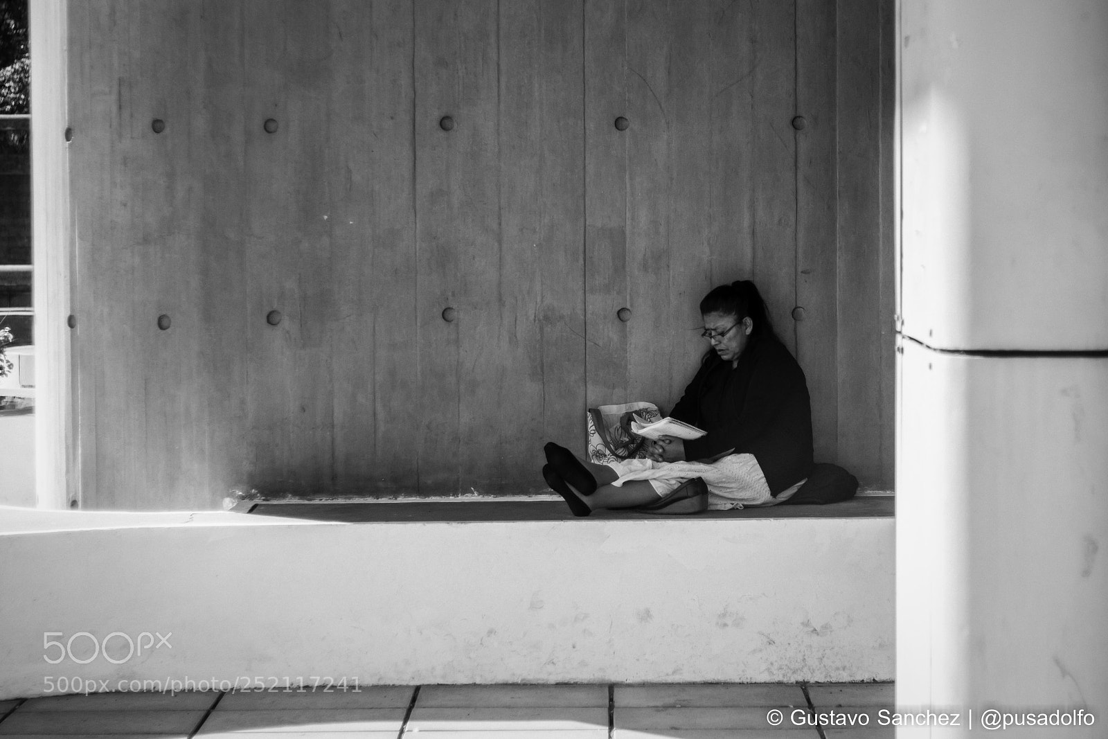 Canon EOS 650D (EOS Rebel T4i / EOS Kiss X6i) sample photo. Reading in the shade photography