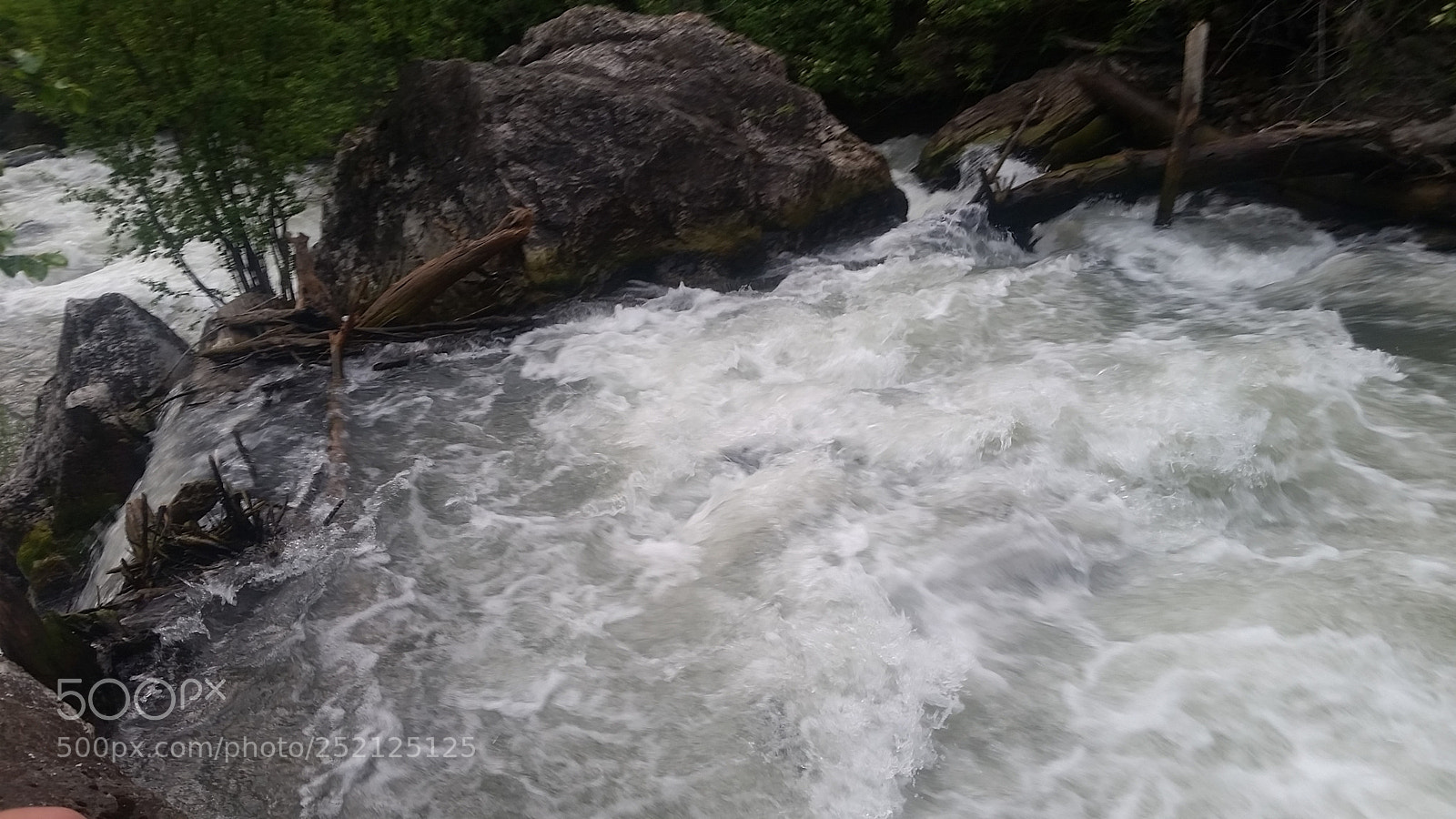 Samsung Galaxy S5 sample photo. Current breaking on rock photography