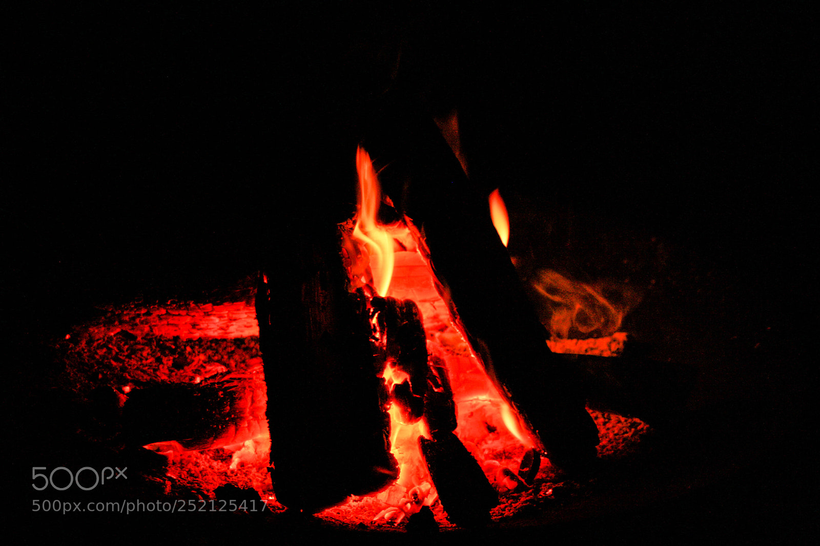 Canon EOS 1000D (EOS Digital Rebel XS / EOS Kiss F) sample photo. Glowing embers photography