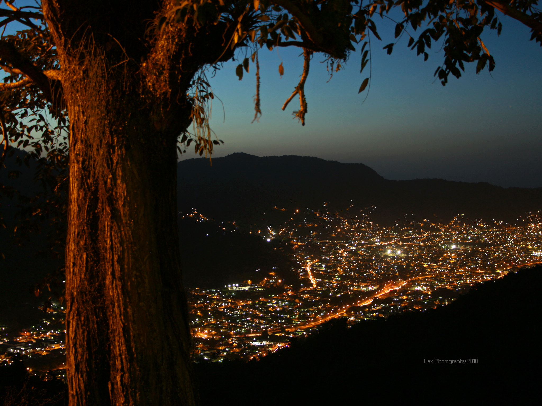 Canon EOS 700D (EOS Rebel T5i / EOS Kiss X7i) sample photo. Dusk on the hill. photography
