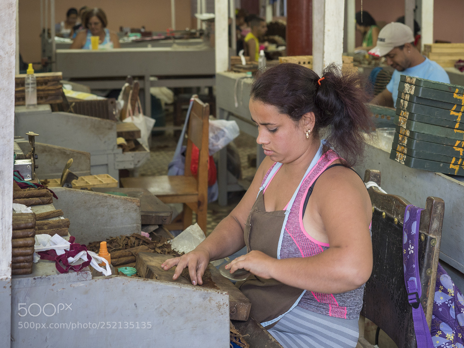 Olympus OM-D E-M1 Mark II sample photo. Torcedora de tabaco photography