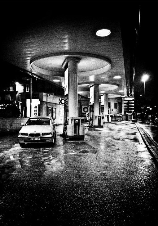 Panasonic Lumix DMC-LX3 sample photo. Station service de nuit. photography
