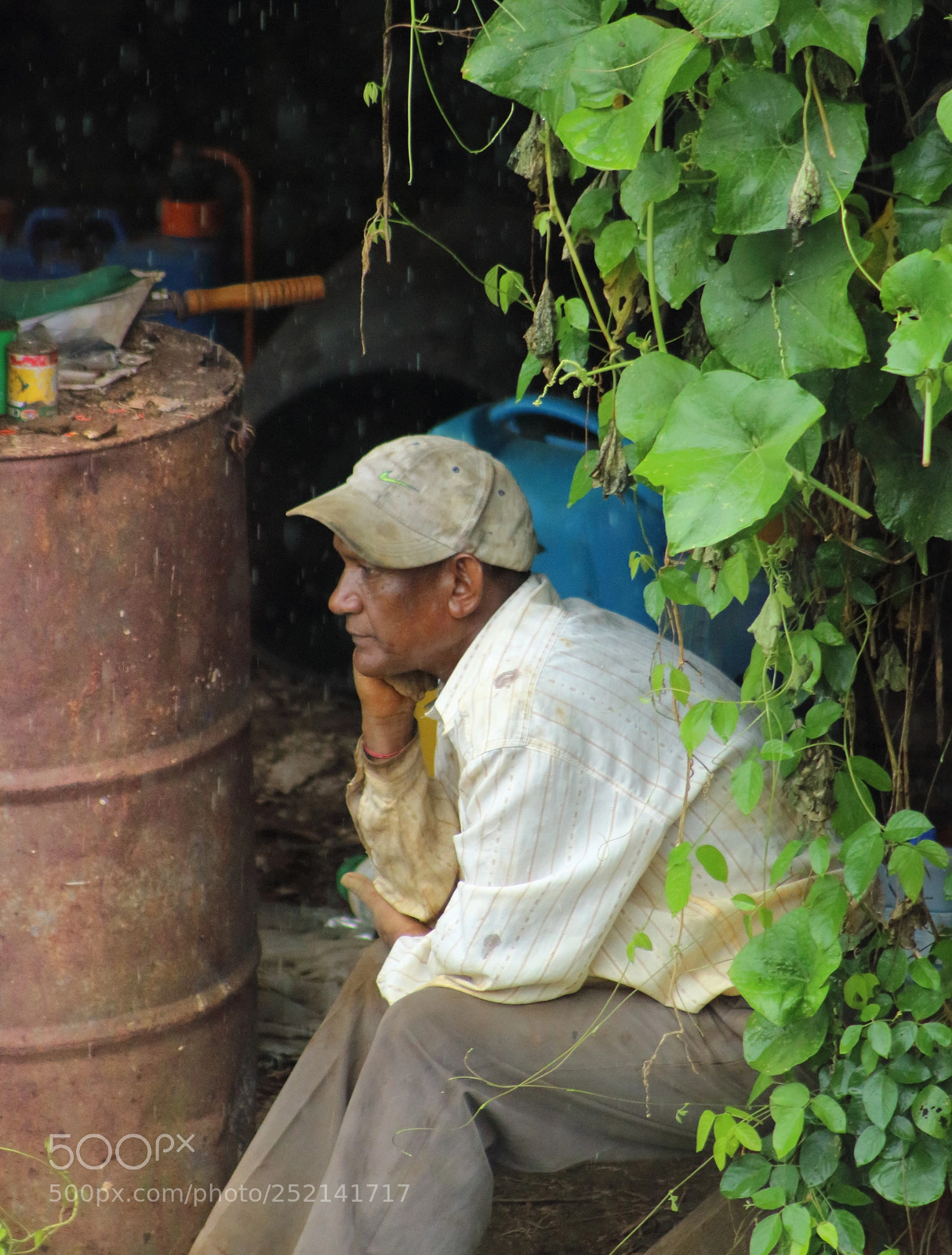 Canon EOS 100D (EOS Rebel SL1 / EOS Kiss X7) sample photo. Shelter from the rain photography