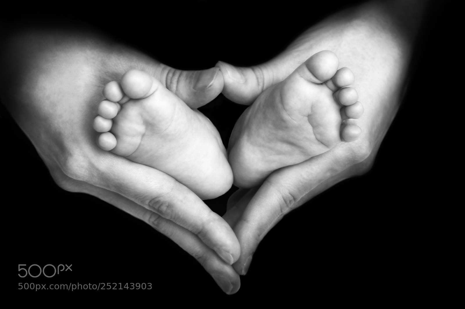 Canon EOS 550D (EOS Rebel T2i / EOS Kiss X4) sample photo. Baby feet in the photography