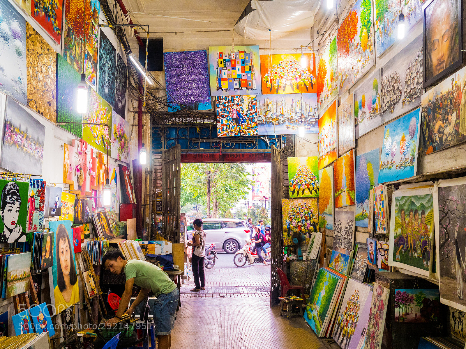 Olympus PEN-F sample photo. The painting shop photography