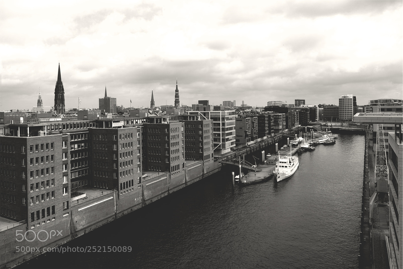 Olympus OM-D E-M5 II sample photo. Hamburg photography