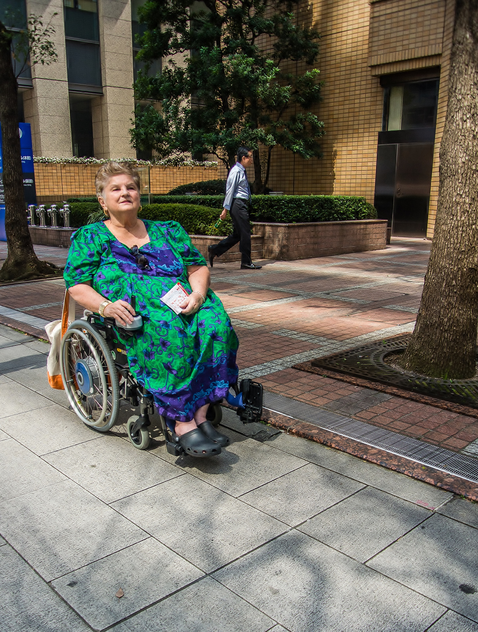 Nikon 1 V1 sample photo. Foreign women in wheelchair photography