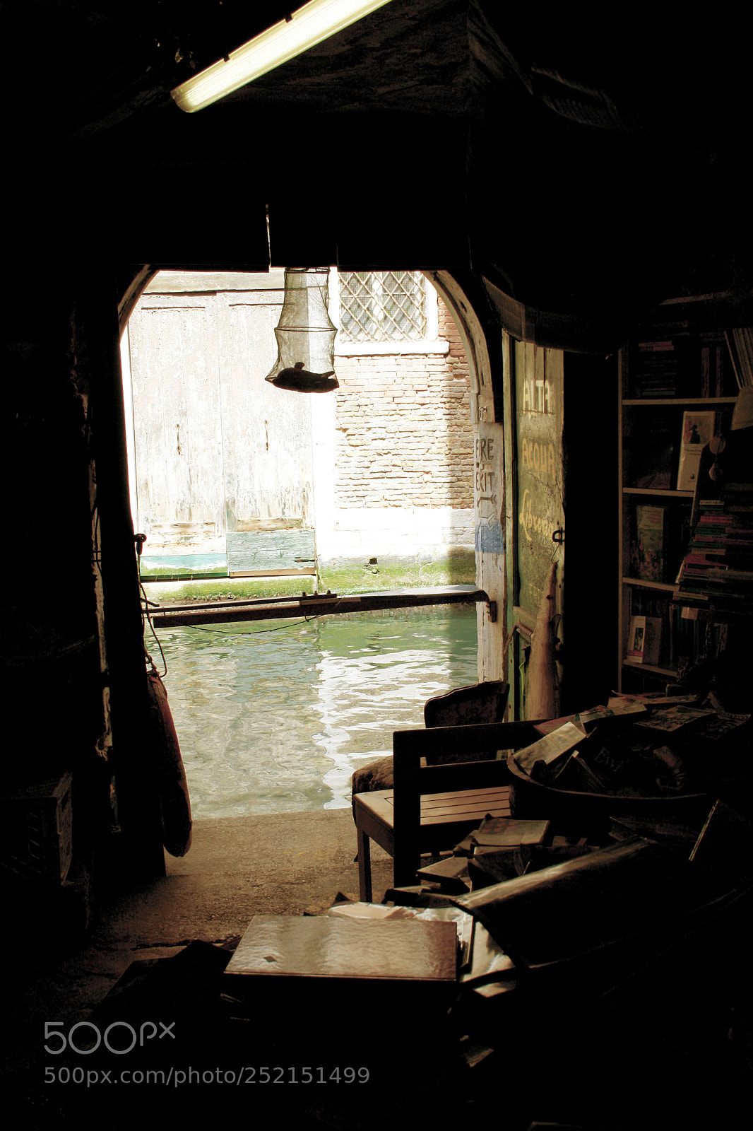 Canon EOS 1000D (EOS Digital Rebel XS / EOS Kiss F) sample photo. Bookstore in venice photography