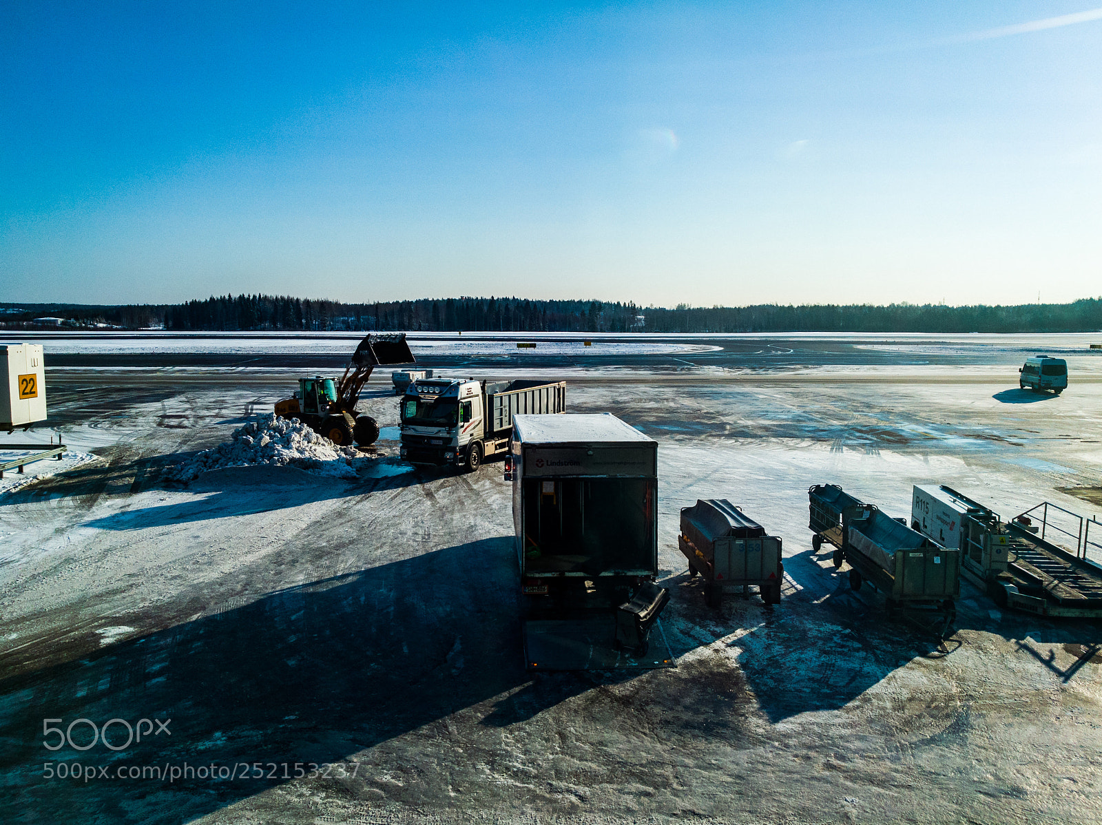 HUAWEI P9 sample photo. Airport maintenance photography