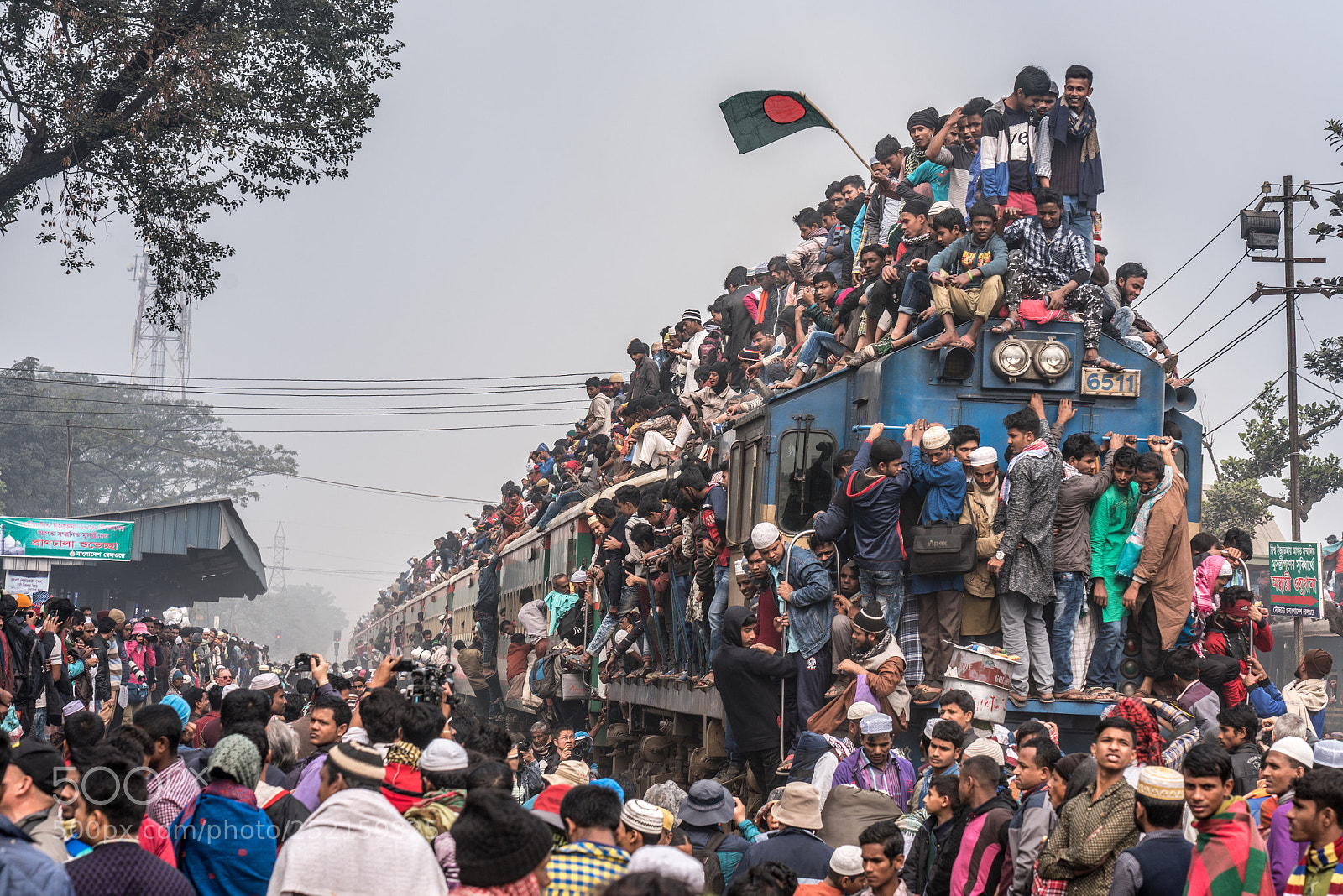 Sony a7R II sample photo. Overcrowded train. photography