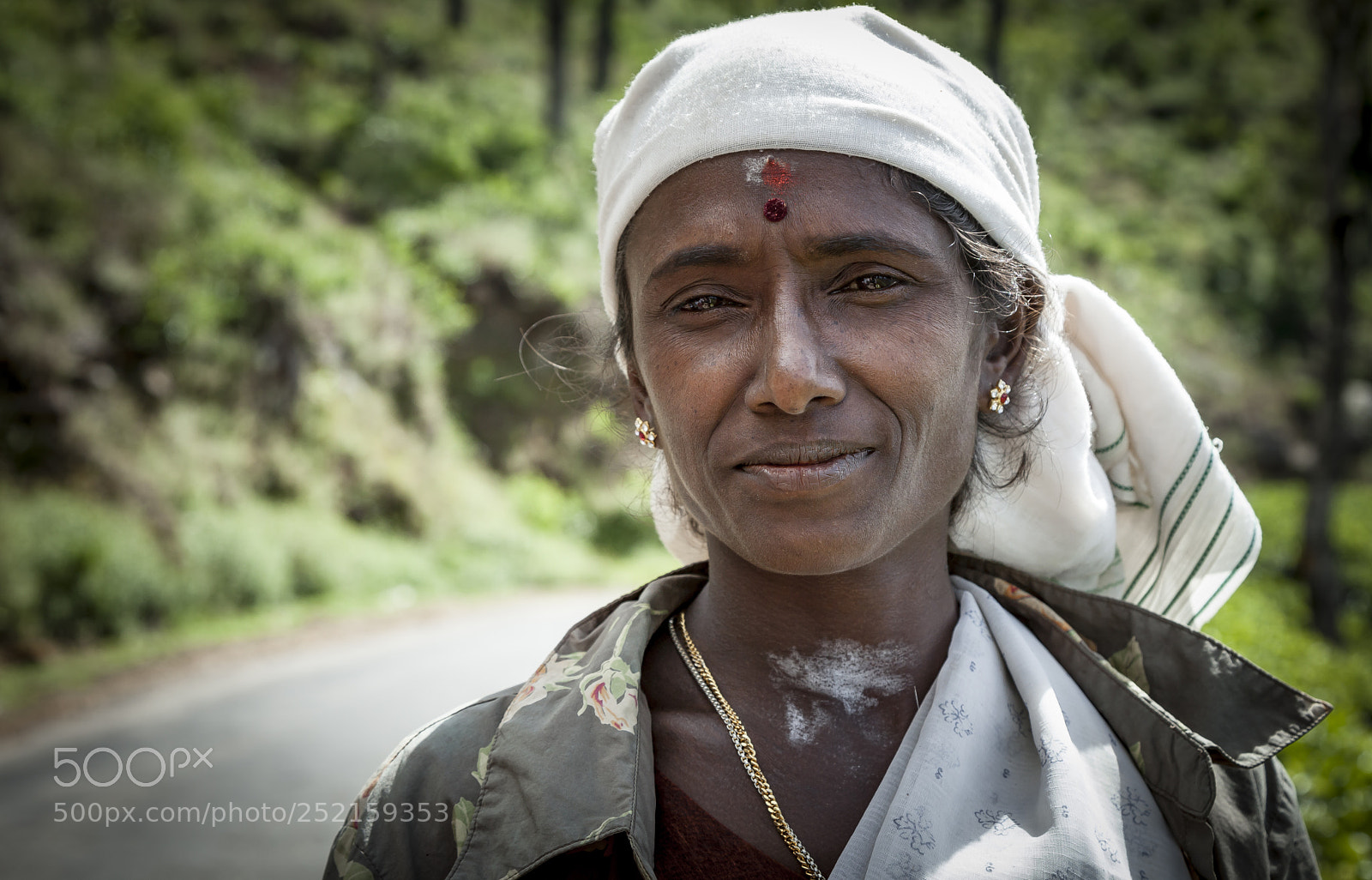 Canon EOS 5D Mark II sample photo. Tea plantation worker photography