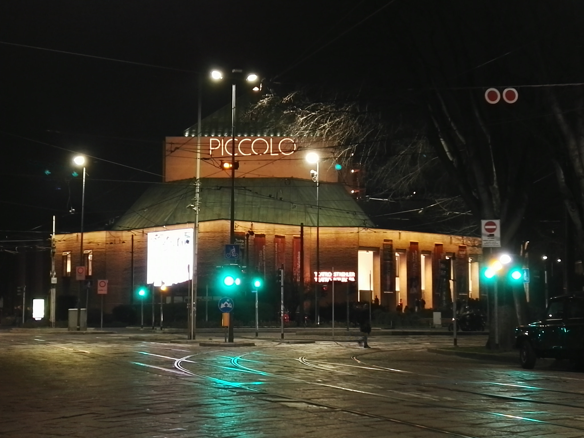 HUAWEI P8 sample photo. Piccolo teatro strehler in milan photography