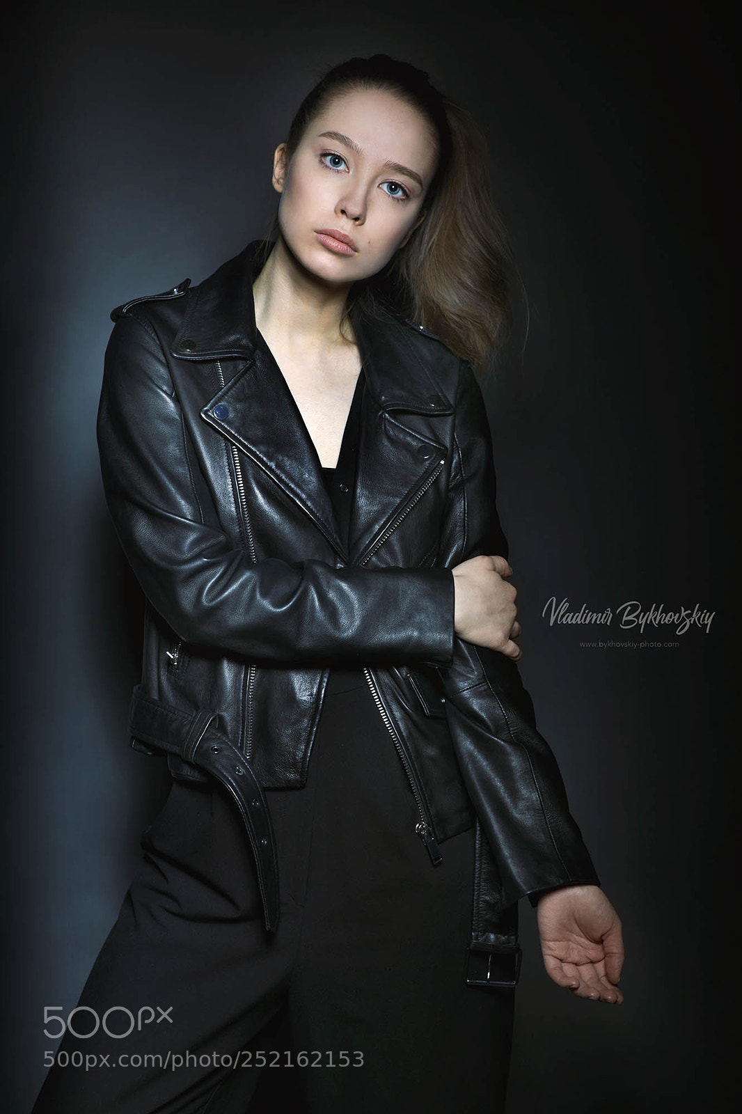 Canon EOS 5D Mark IV sample photo. Model in a dark photography