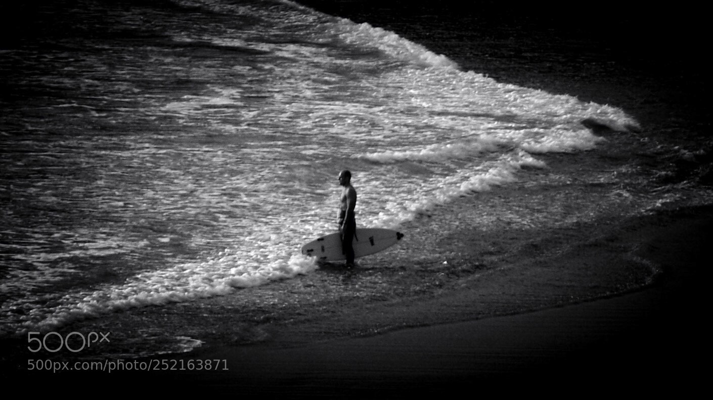 Olympus E-300 (EVOLT E-300) sample photo. A lonely surfer photography