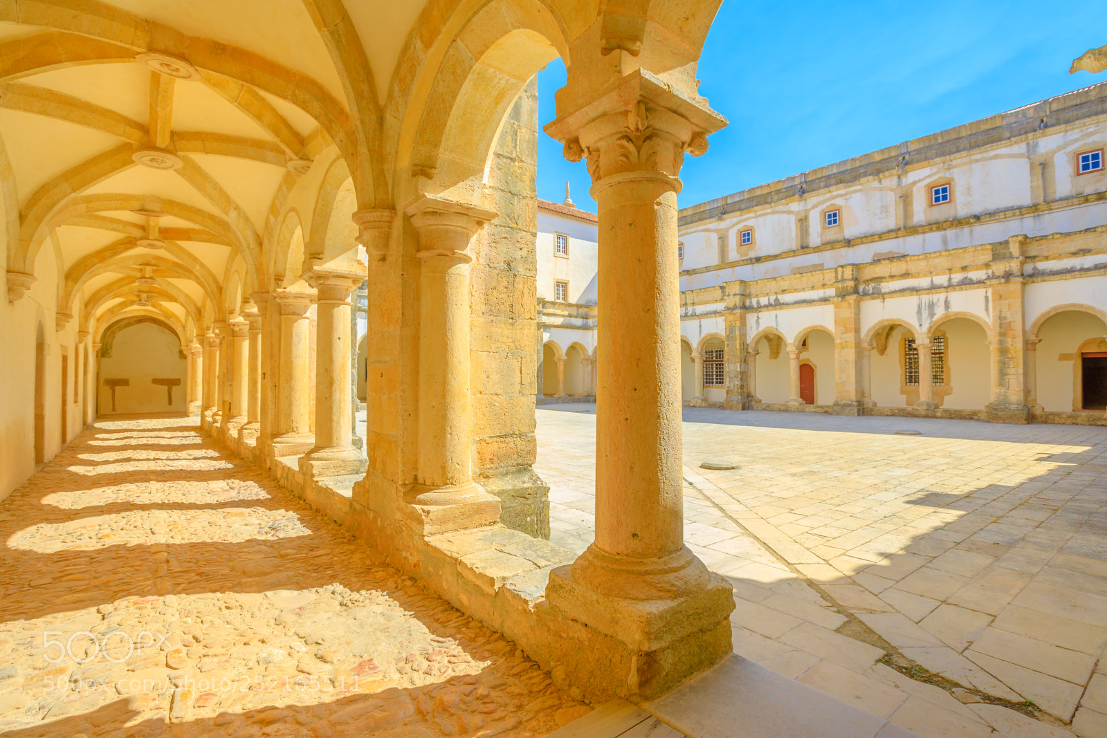 Canon EOS 5D Mark IV sample photo. Claustro de santa barbara photography
