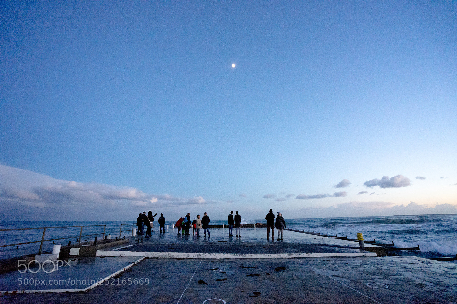 Sony a7 II sample photo. People staring the moon photography