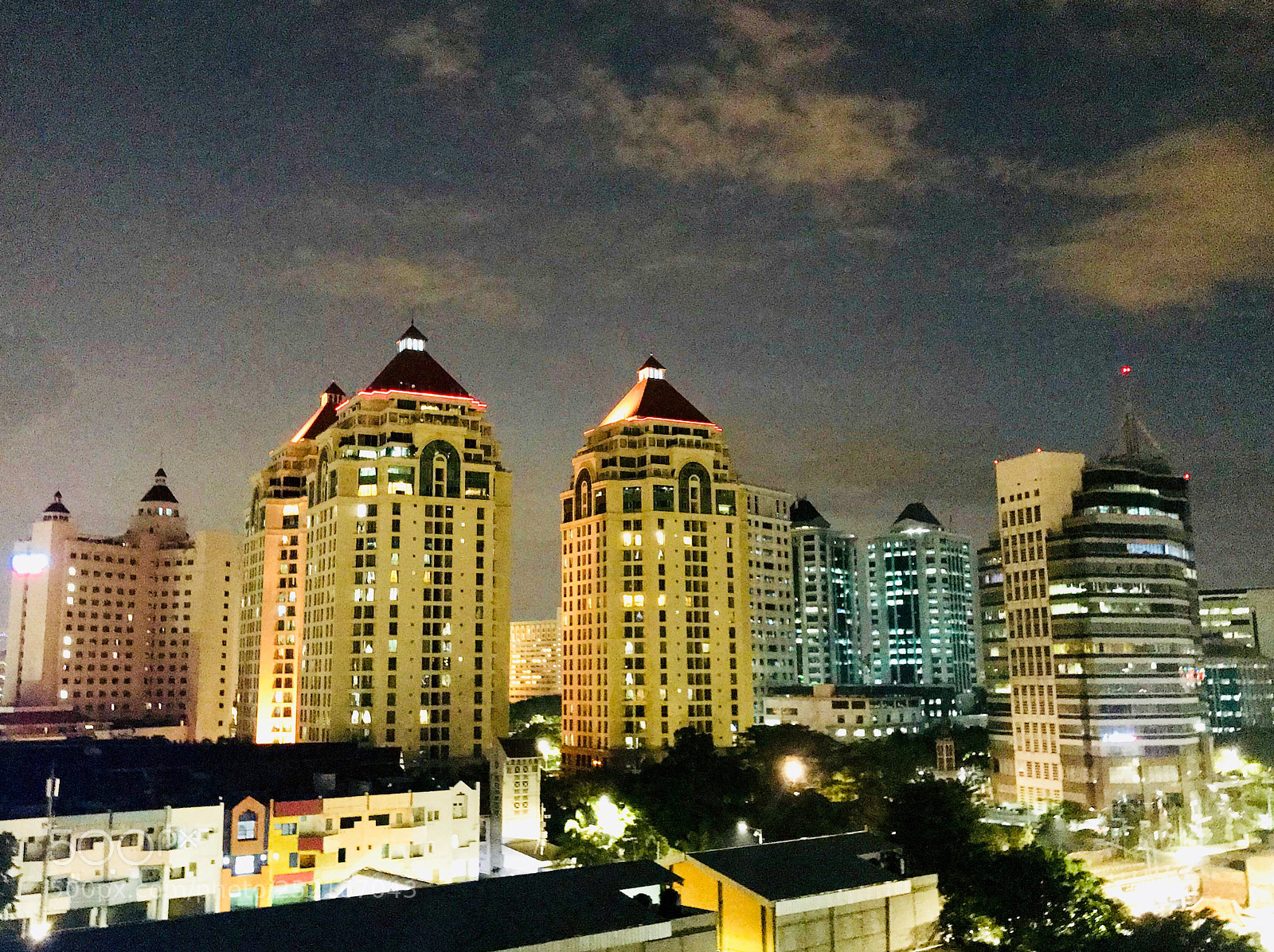 Apple iPhone 7 sample photo. In the evening photography