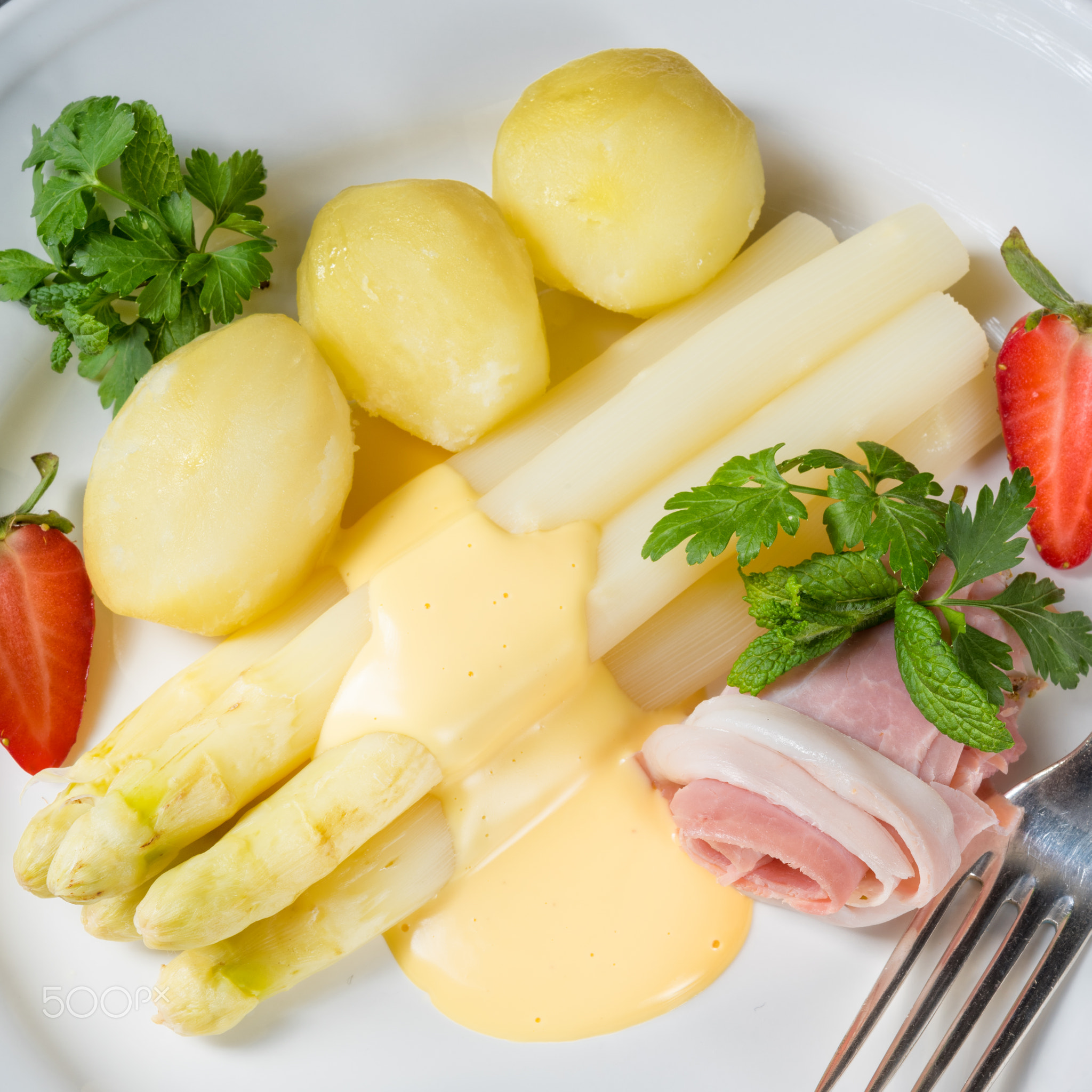 asparagus with boiled ham and hollandaise sauce