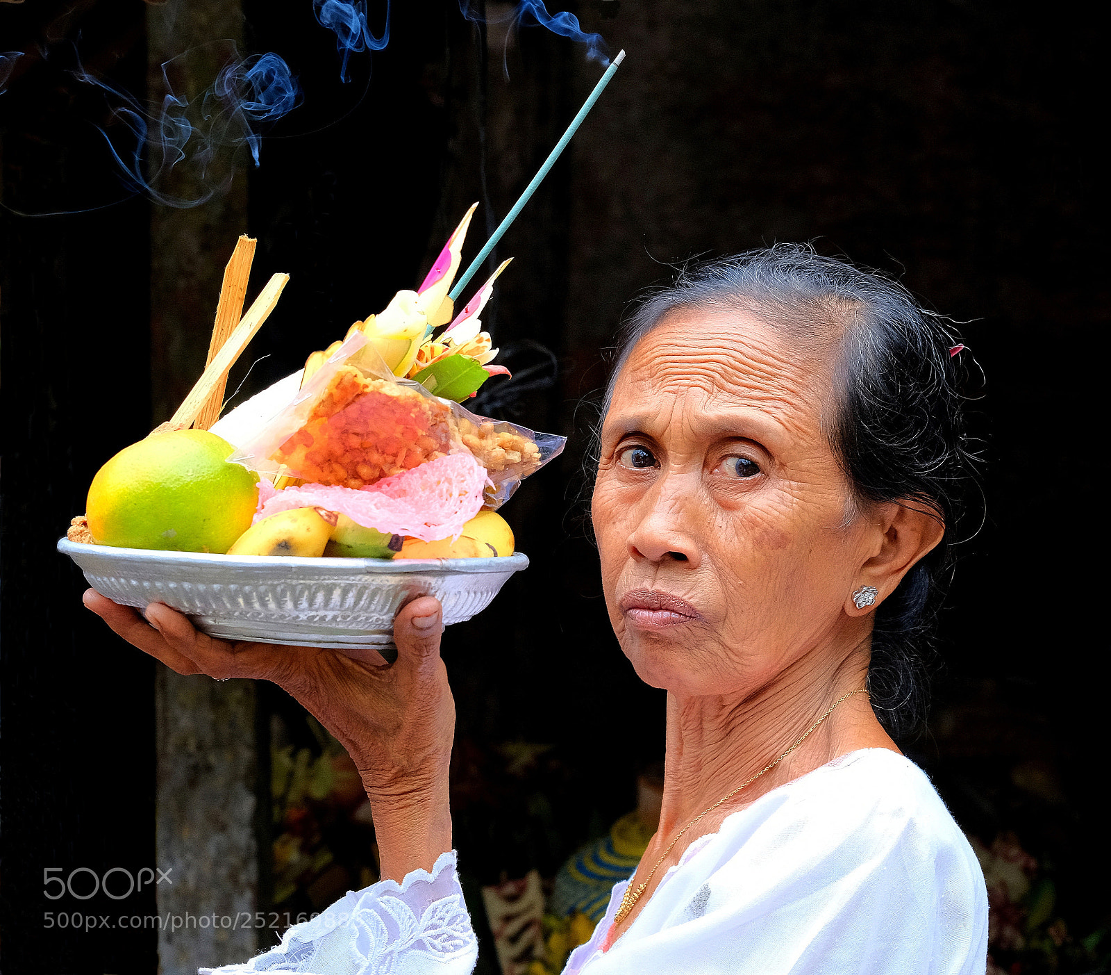 Fujifilm X-T2 sample photo. Balinese lady with temple photography