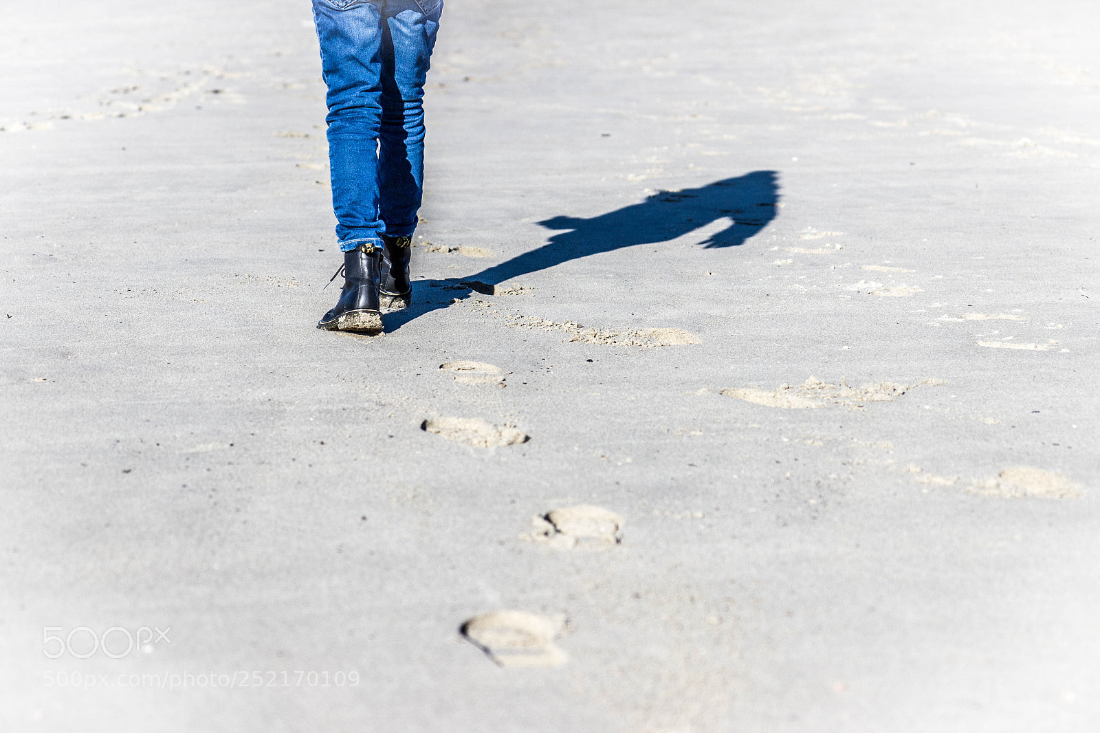 Canon EOS 600D (Rebel EOS T3i / EOS Kiss X5) sample photo. Footsteps in the sand photography