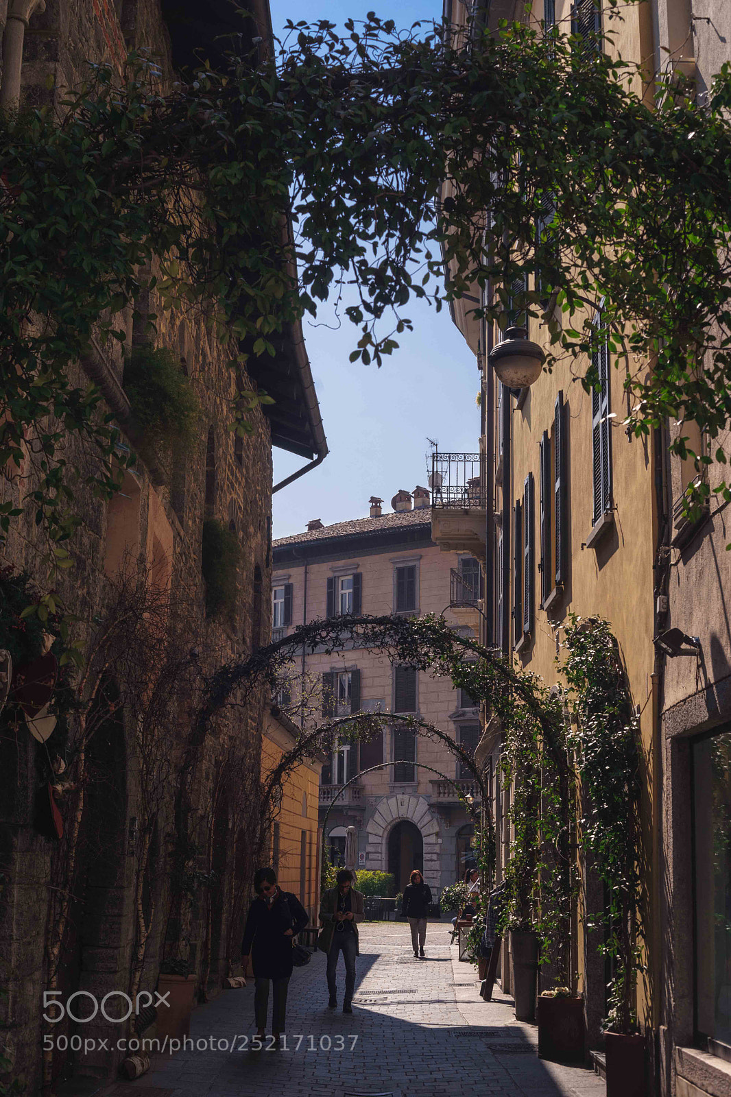 Sony a7 sample photo. Como street photography