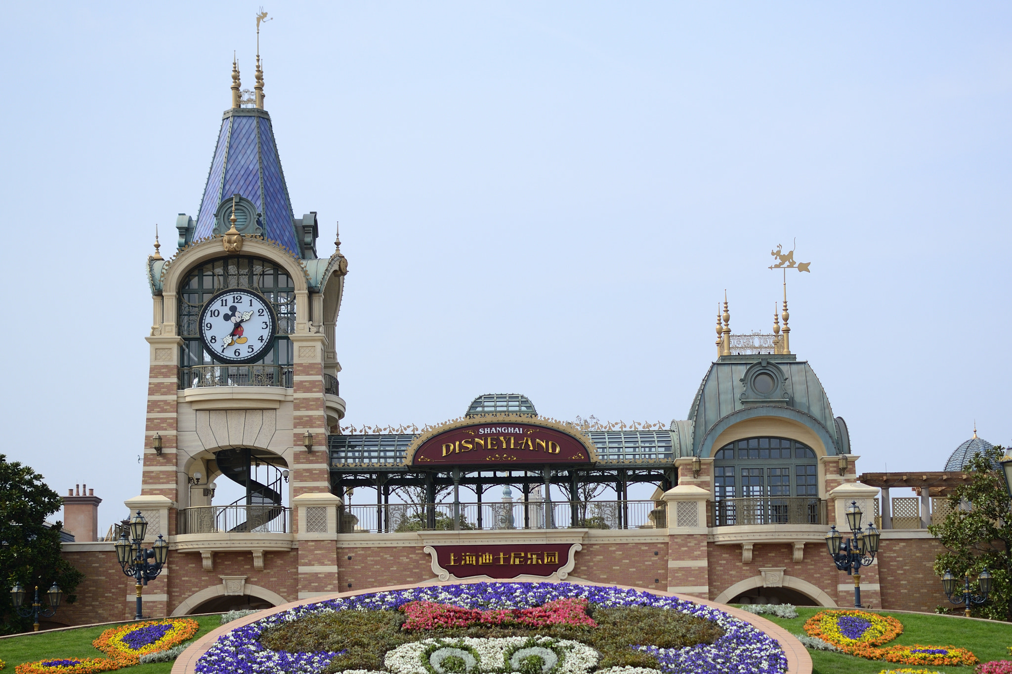 Nikon D7000 + Nikon AF-S DX Nikkor 35mm F1.8G sample photo. Shanghai disneyland entrance photography