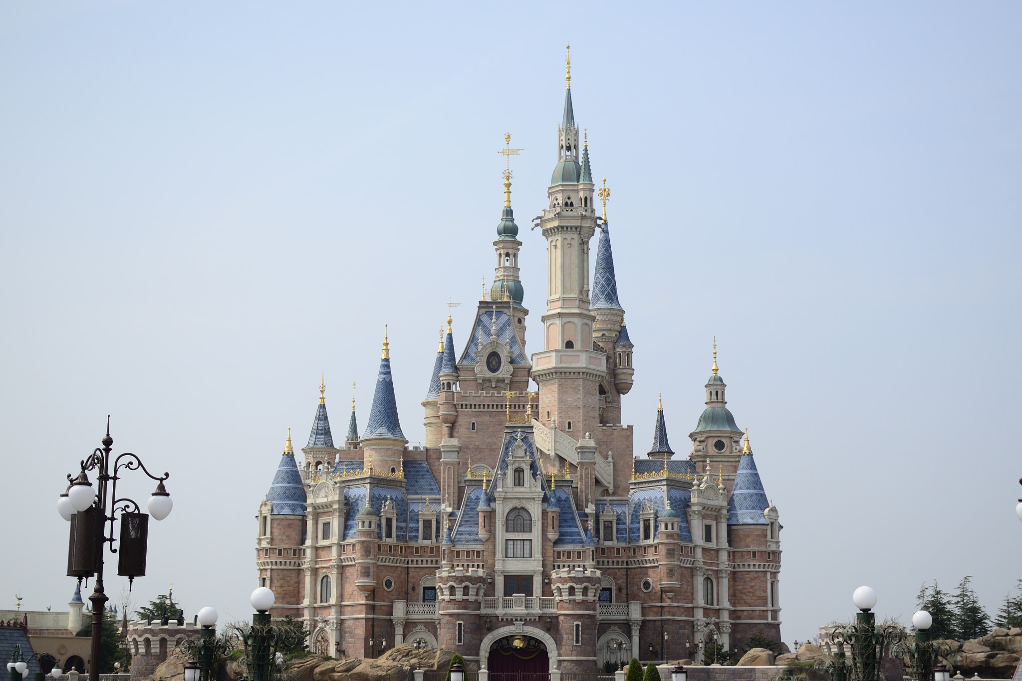 Nikon D7000 + Nikon AF-S DX Nikkor 35mm F1.8G sample photo. Main castle of shanghai disneyland photography