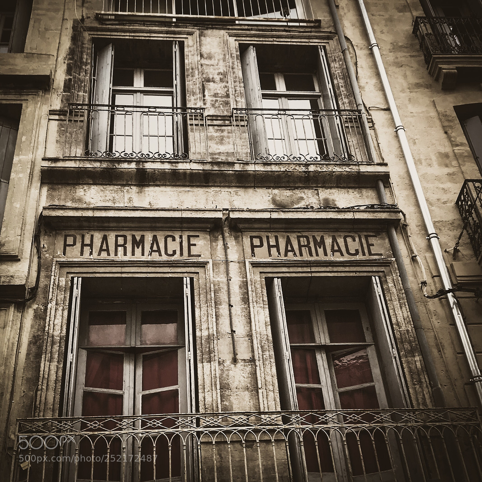 Apple iPhone 7 sample photo. #montpellier #pharmacie  photography