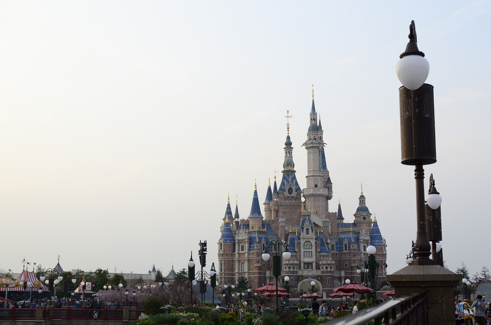 Nikon D7000 + Nikon AF-S DX Nikkor 35mm F1.8G sample photo. Main castle of shanghai disneyland photography
