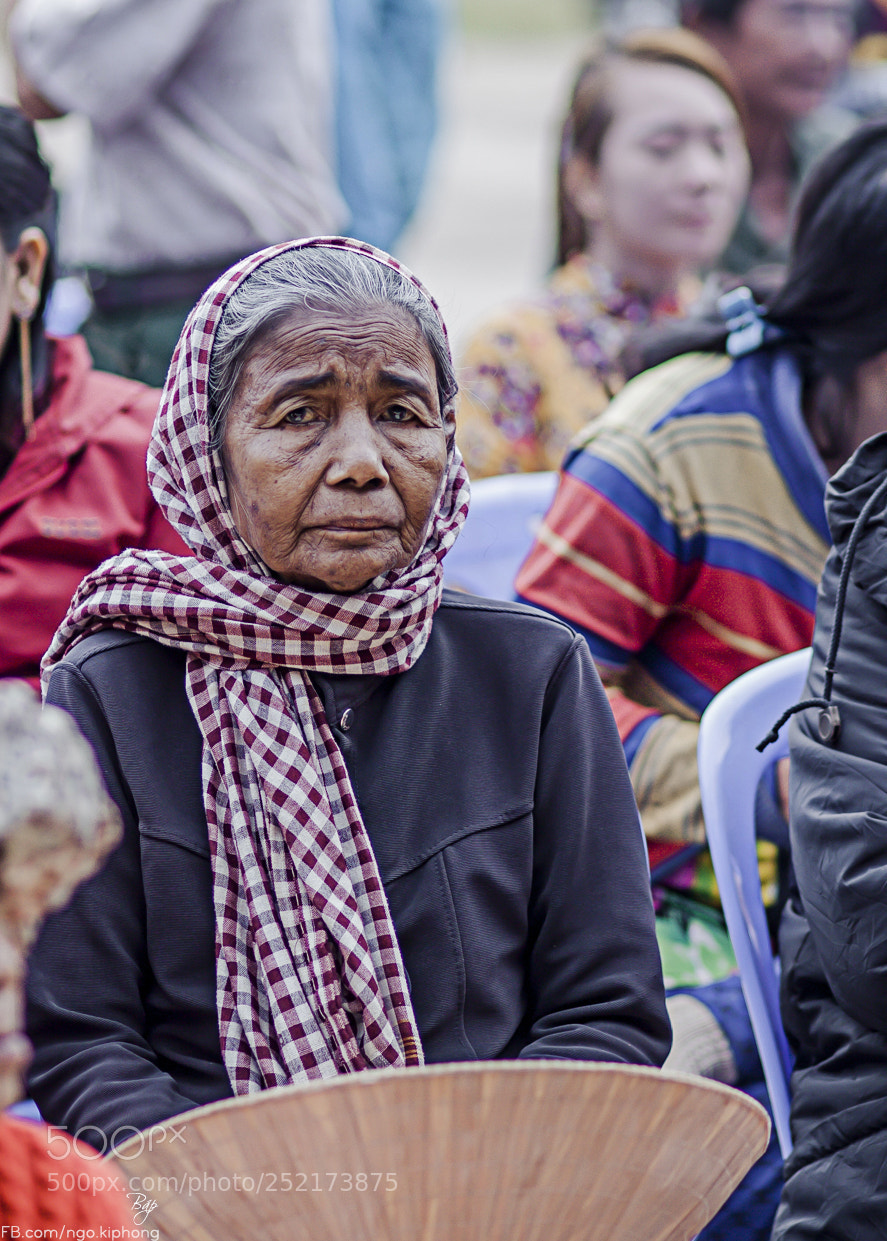 Canon EOS 5D Mark II sample photo. An old woman photography