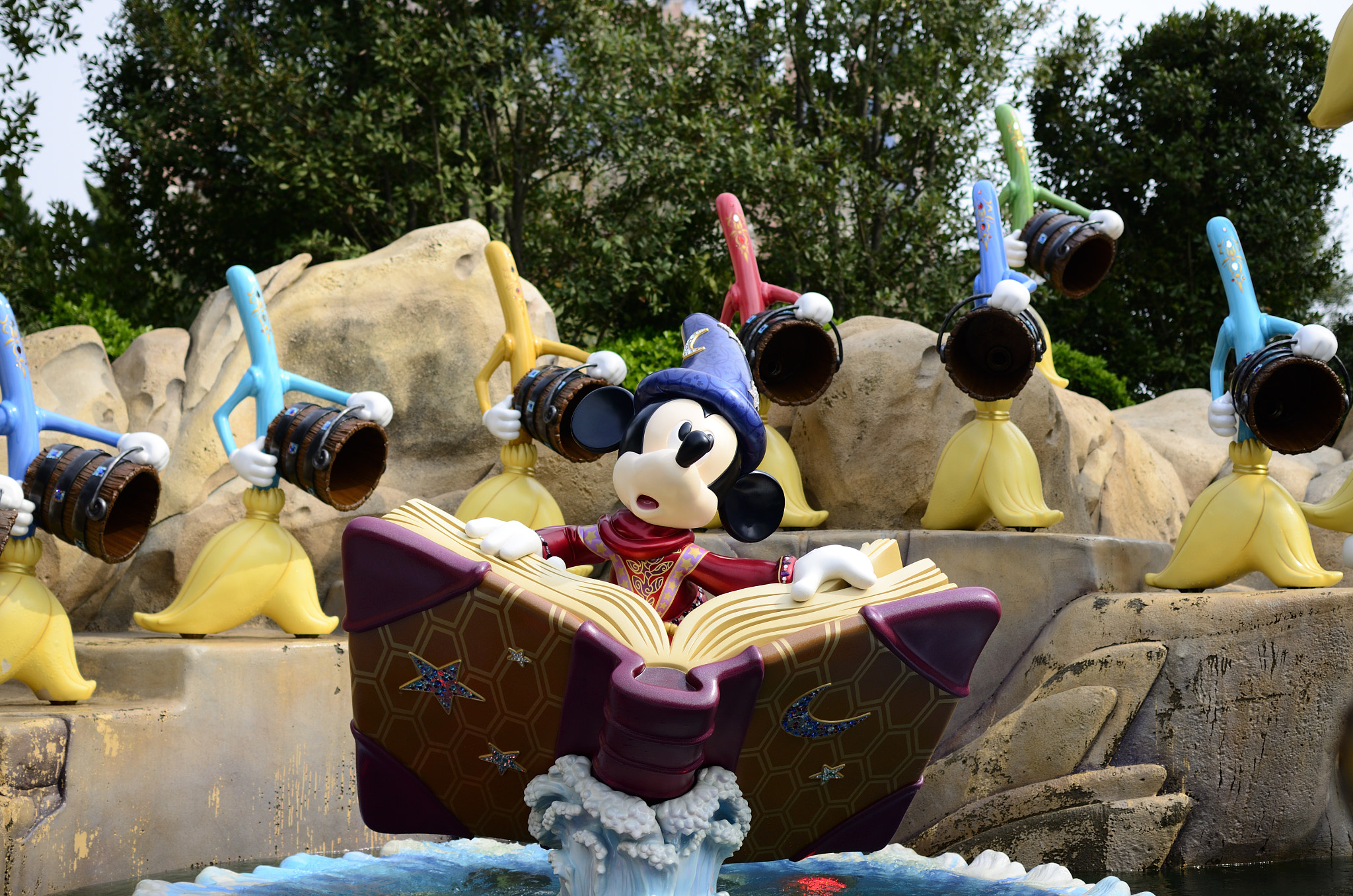 Nikon D7000 + Nikon AF-S DX Nikkor 35mm F1.8G sample photo. Mickey mouse photography