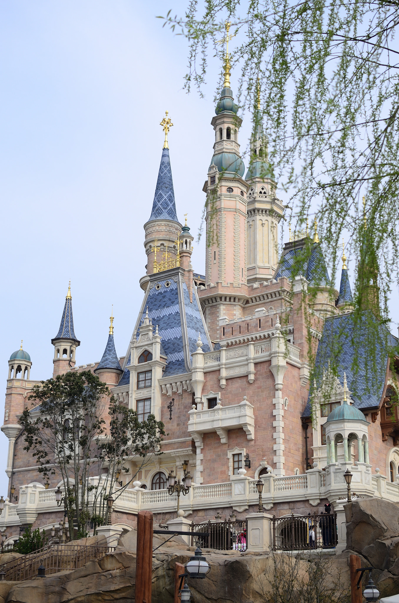 Nikon D7000 + Nikon AF-S DX Nikkor 35mm F1.8G sample photo. Main castle of shanghai disneyland photography