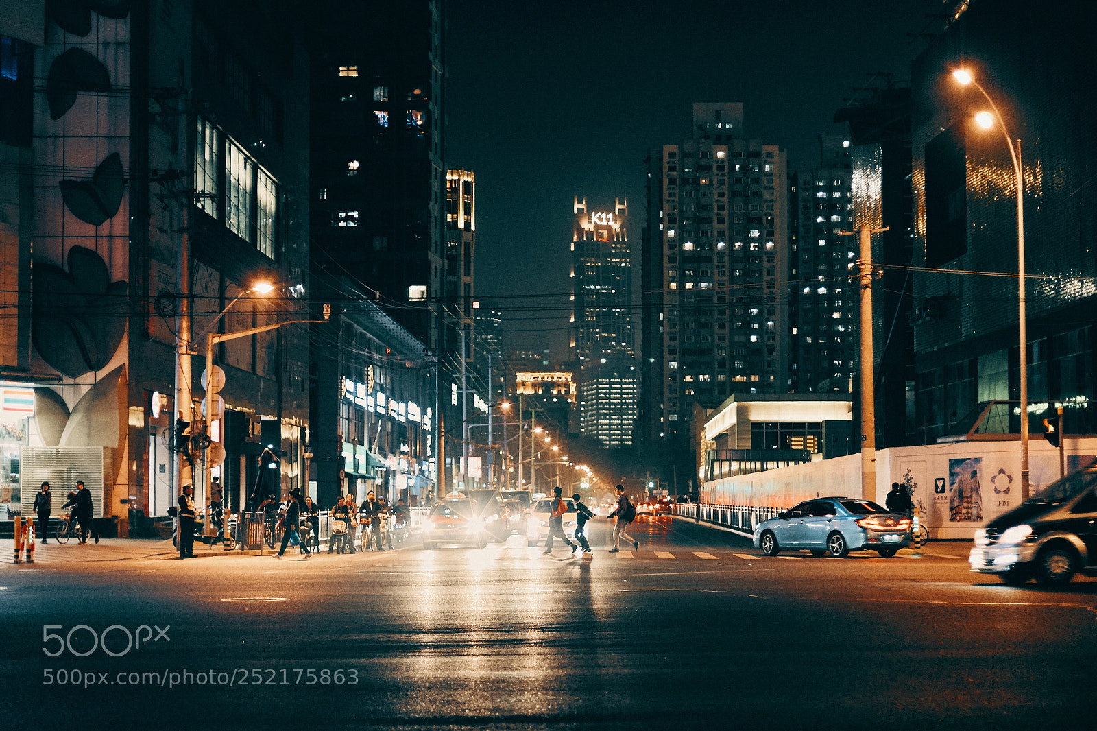 Canon EOS 5DS sample photo. Cross the road photography