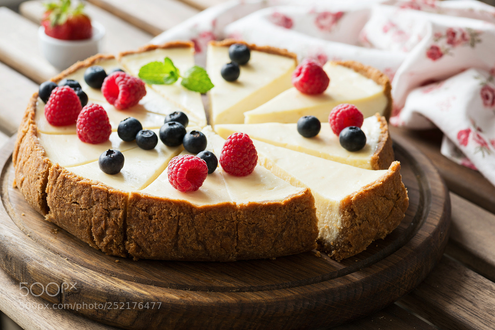 Nikon D810 sample photo. Classical cheesecake with fresh photography